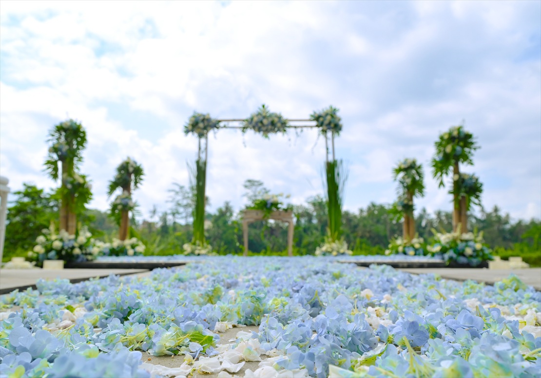 ジャンナタ・ウブド・バリ結婚式　生花フルフラワーバージンロード