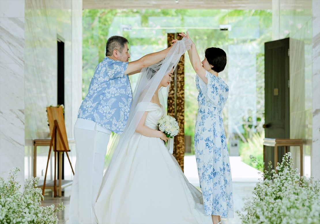 ケンピンスキ・バリ結婚式　チャペル内新婦様ベールダウン
