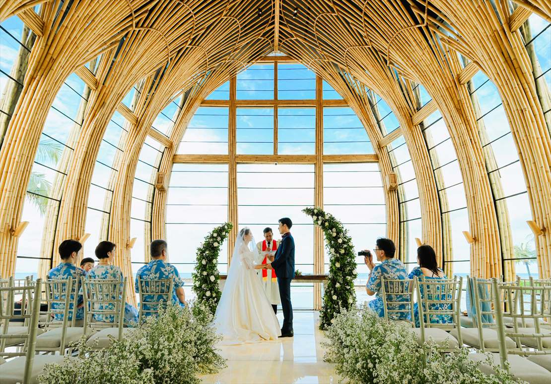 バリ島結婚式　真っ青な空と海が広がる挙式シーン