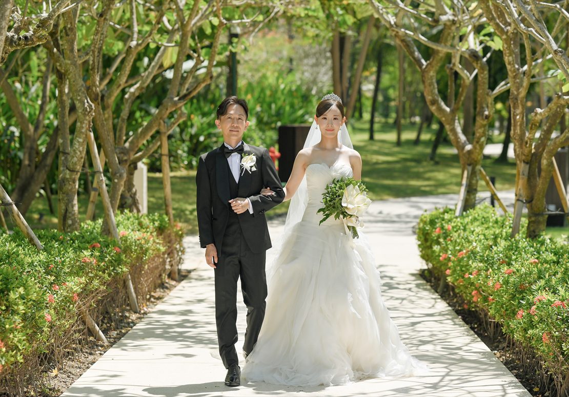 バリ島結婚式　緑豊かなガーデンロードを入場