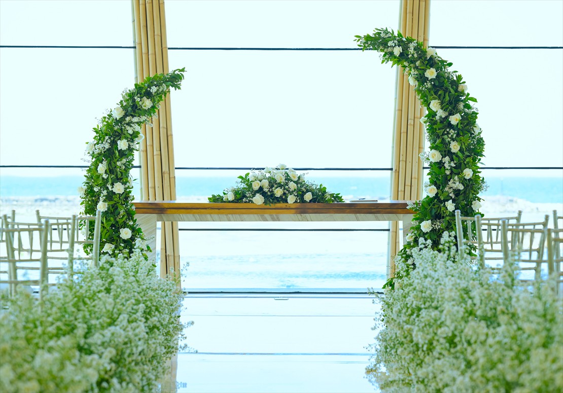 ケンピンスキ・バリ結婚式　生花ウェディング・アーチ