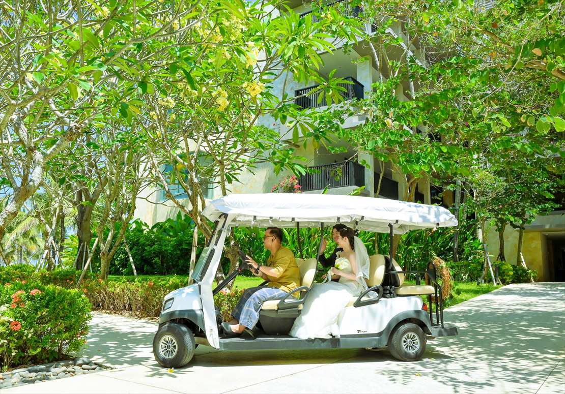 バリ島ウェディング　お支度部屋より専用バギーで入場