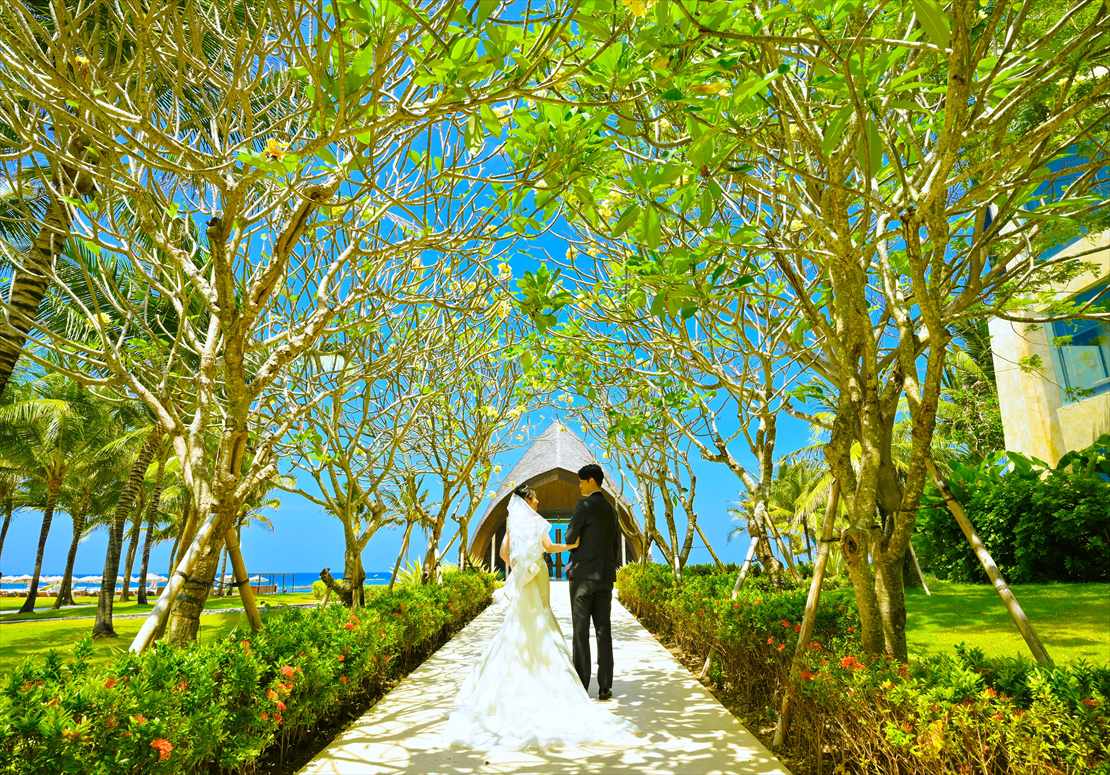 ガーデン挙式のようなオーシャンフロント・アプルヴァ・チャペル入場