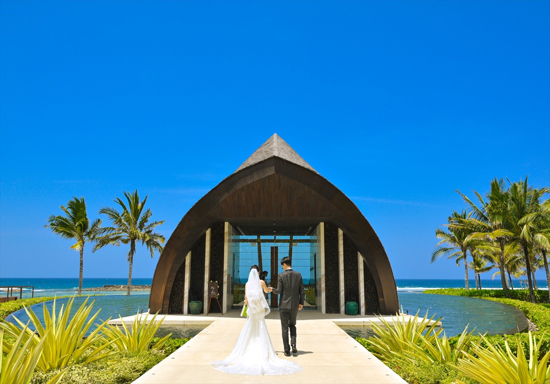 ケンピンスキ・バリ挙式　水上のアプルヴァ・チャペルロード入場