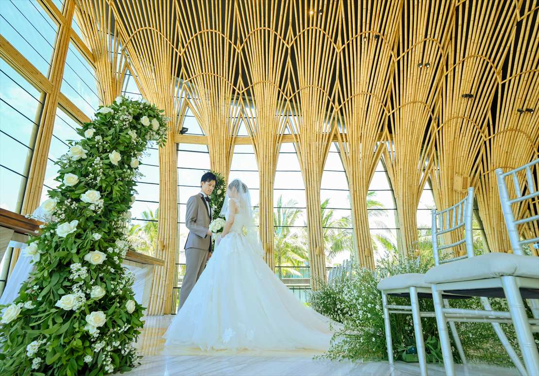 バリ島挙式　新婦様ウェディングアーチへ入場