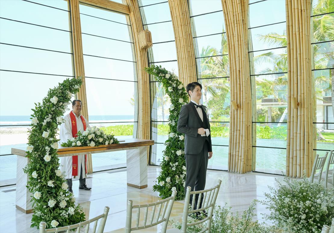 ケンピンスキ・バリ結婚式　生花アーチ前にて新婦様を待つ