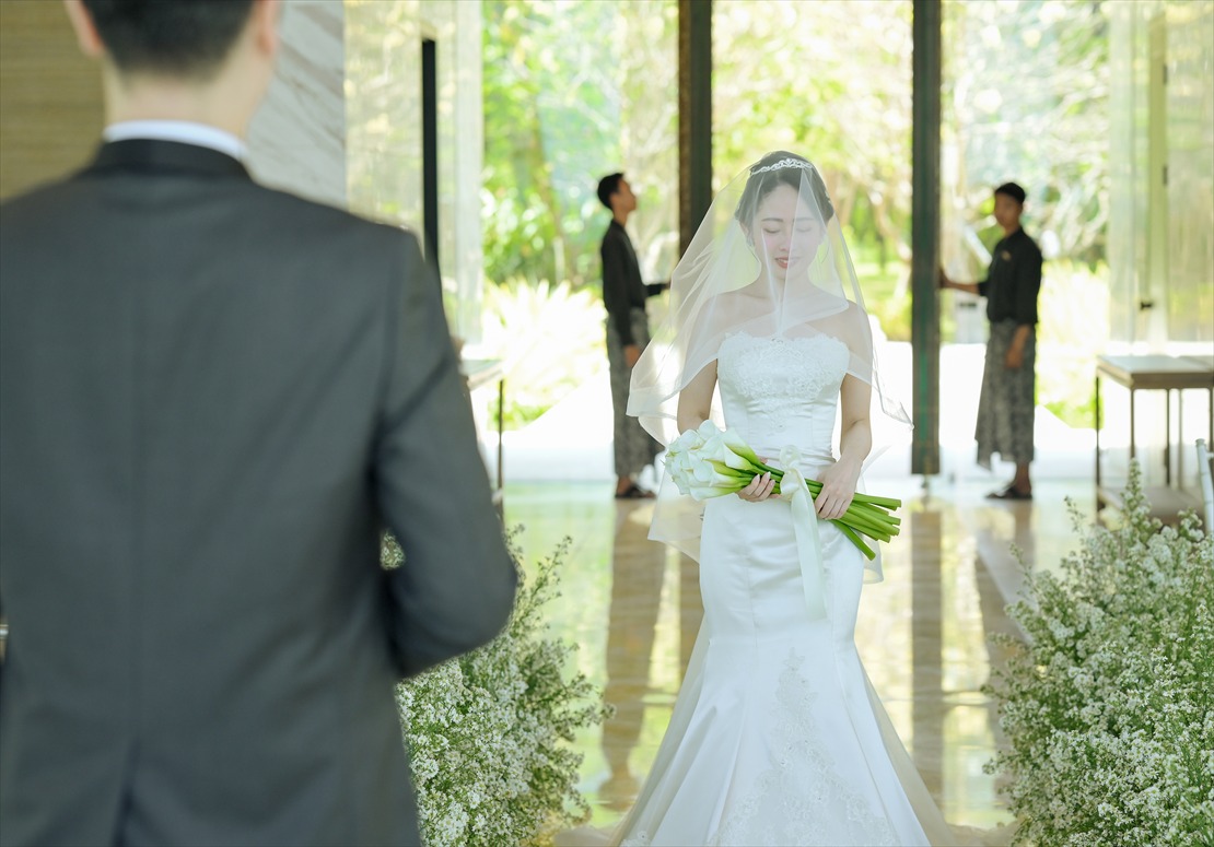 ケンピンスキ・バリ・ウェディング　新婦様バージンロード入場