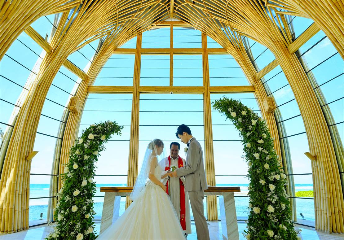 ケンピンスキ・バリ結婚式　真っ青な空と海が広がる指輪交換