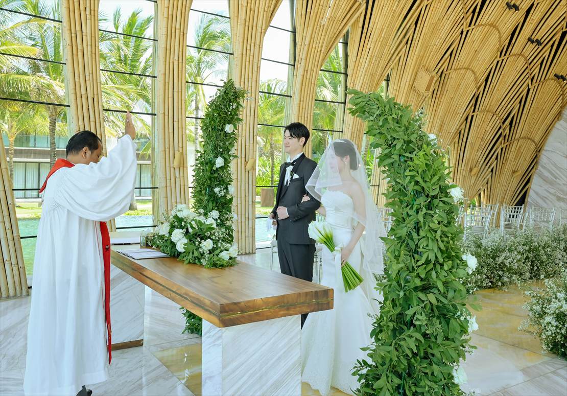 バリ島ウェディング　生花アーチに囲まれた荘厳な挙式シーン