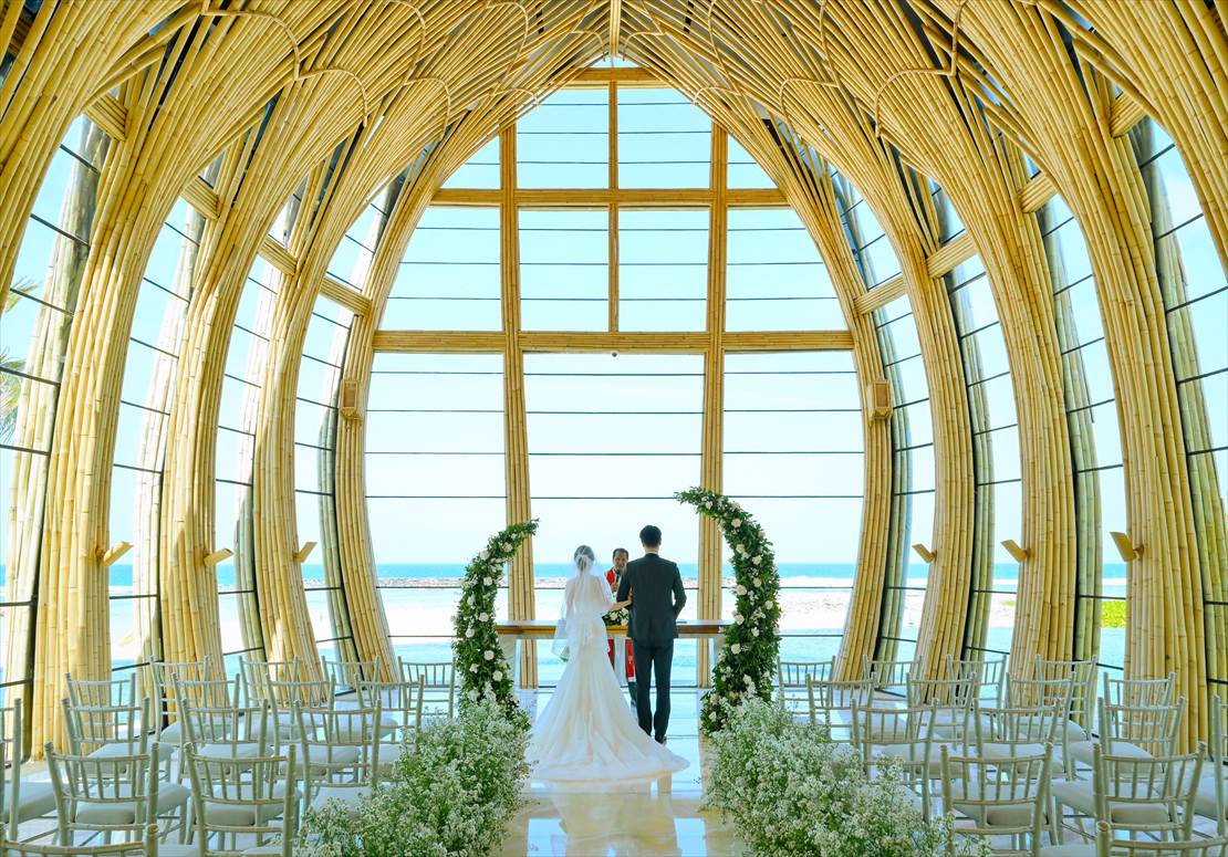 バリ随一の天井高を誇る壮大な挙式