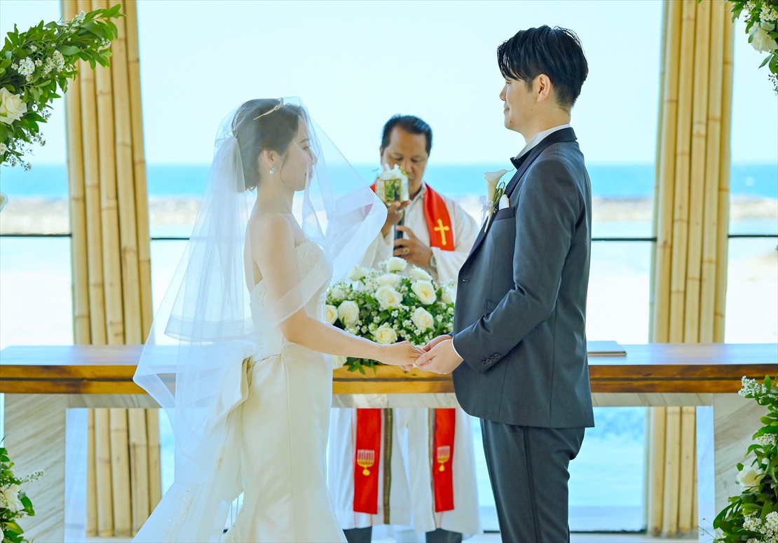 バリ島結婚式　祭壇越しにビーチが広がる挙式シーン