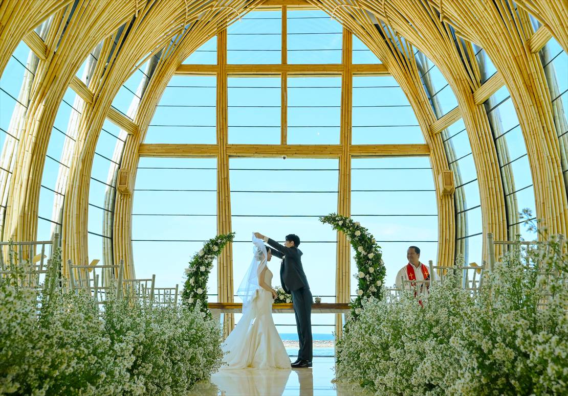 アプルヴァ・ケンピンスキ・バリ挙式　生花アイルサイド越しのベールアップ