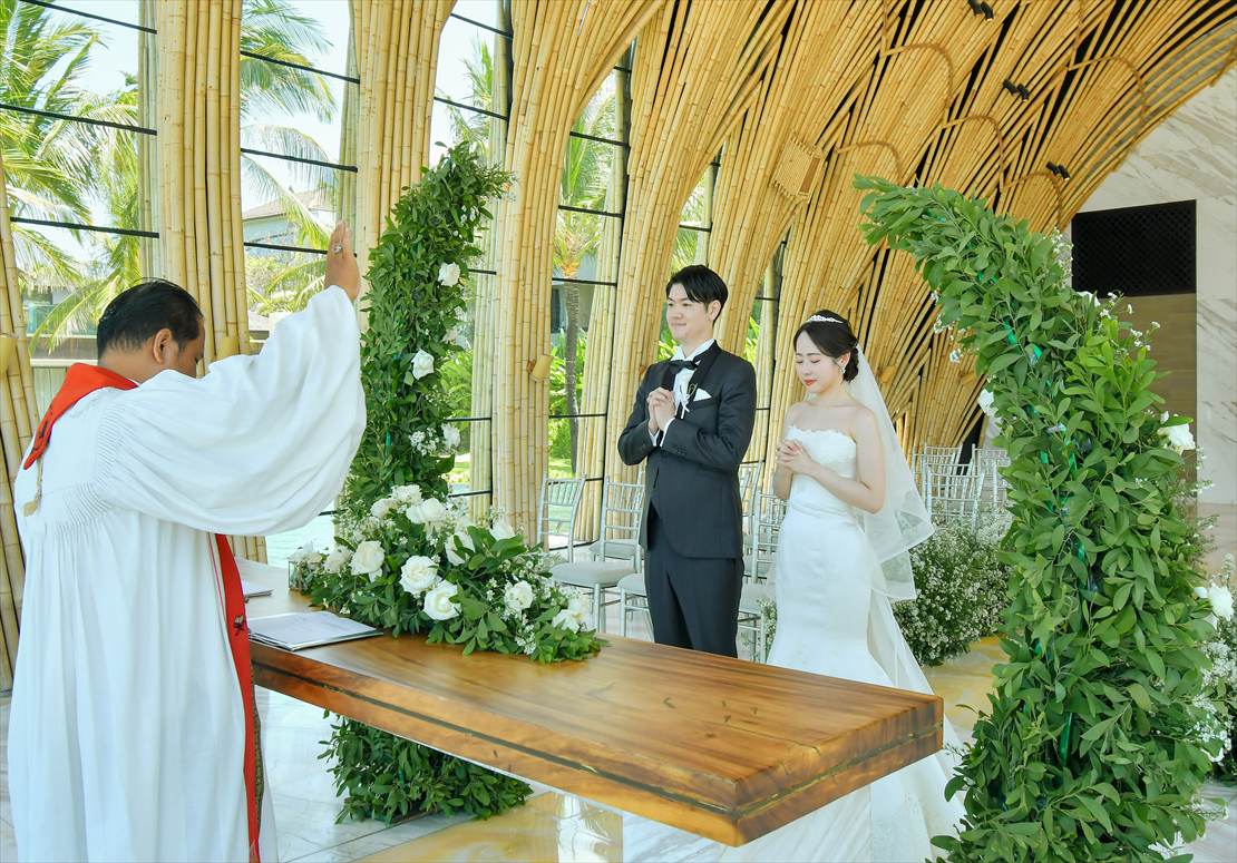 ケンピンスキ・バリ　アプルヴァ・チャペル 荘厳な挙式シーン