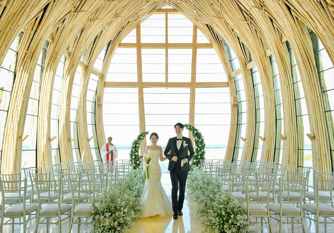 バリ島ウェディング　生花アイルサイドに囲まれた退場シーン