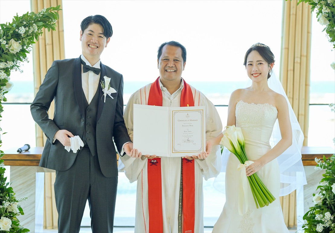 ケンピンスキ・バリ挙式プラン：牧師先生＆結婚証明書