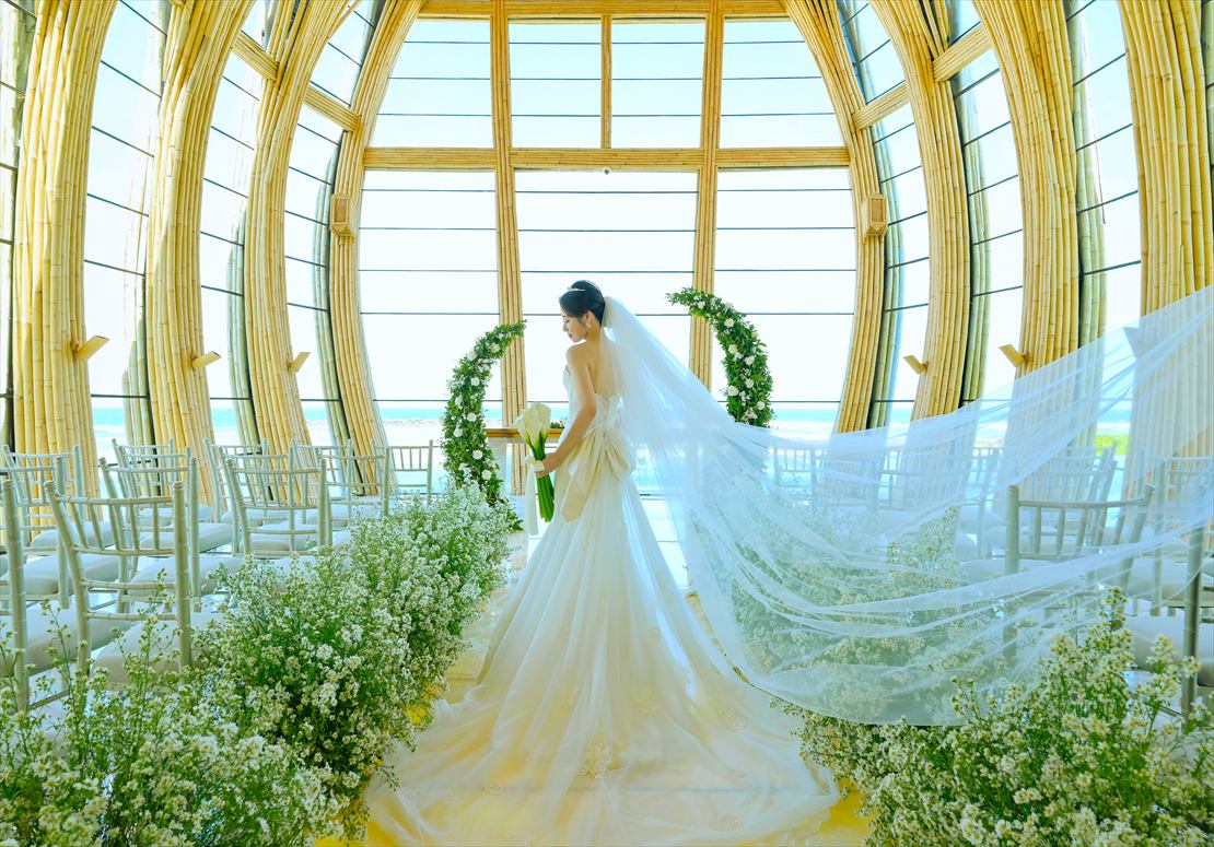 バリ島結婚式　チャペル内挙式後ロングベール撮影