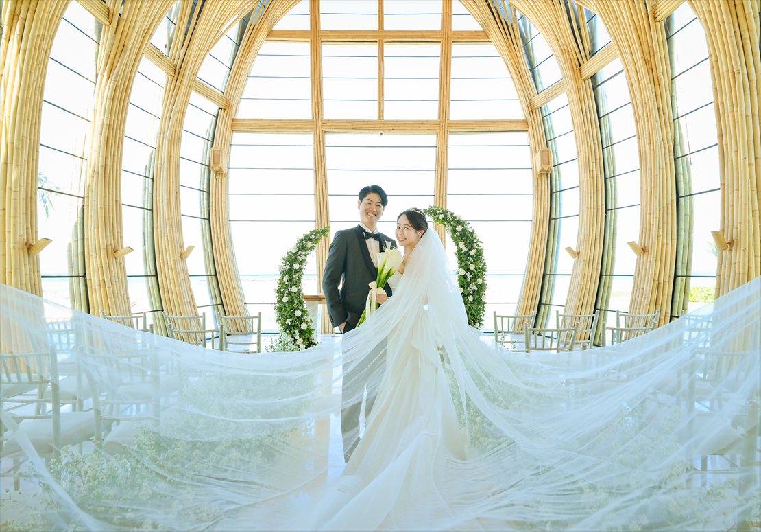 バリ挙式　チャペル内 新郎新婦様ロングベール撮影
