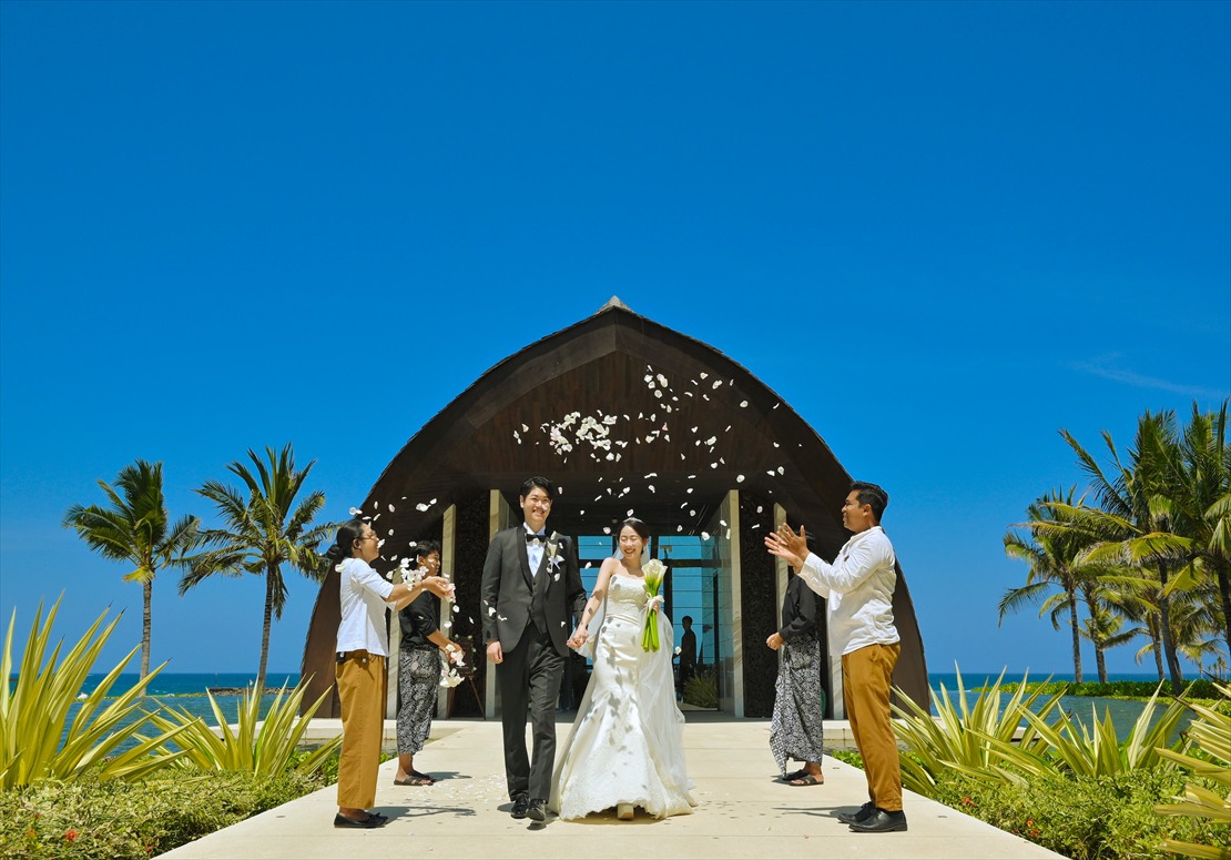 バリ挙式　チャペル外 生花フラワーシャワー