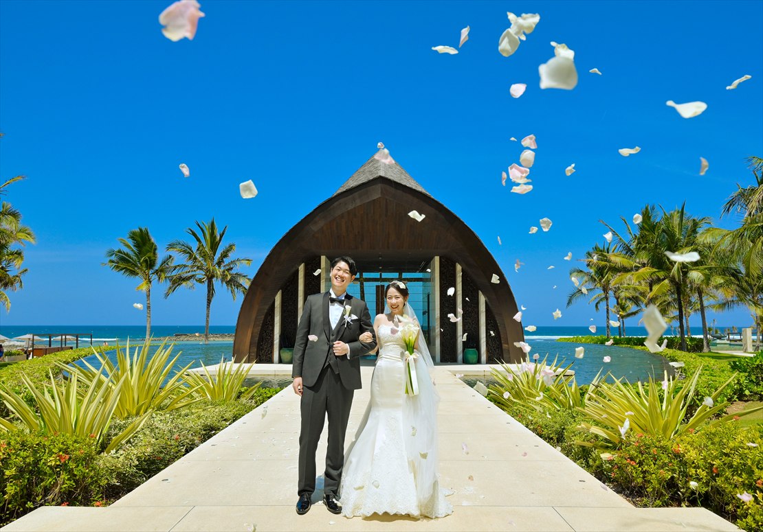 バリ挙式　生花フラワーシャワー撮影