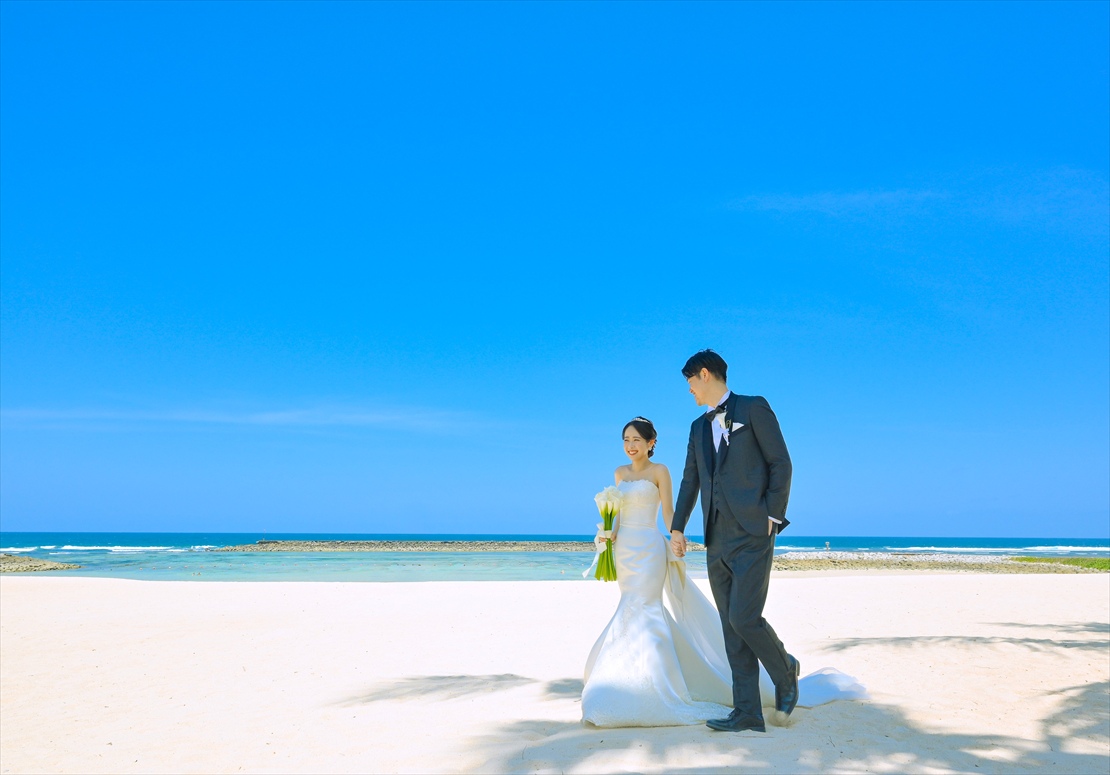 ケンピンスキ・バリ・ウェディング　チャペル前ビーチにて挙式後撮影