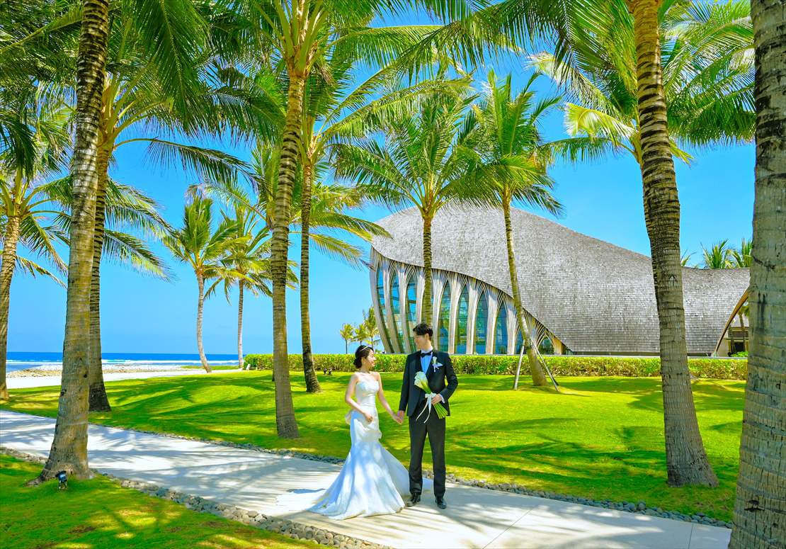 ケンピンスキ・オーシャンフロント・チャペル前ガーデンにて挙式後撮影