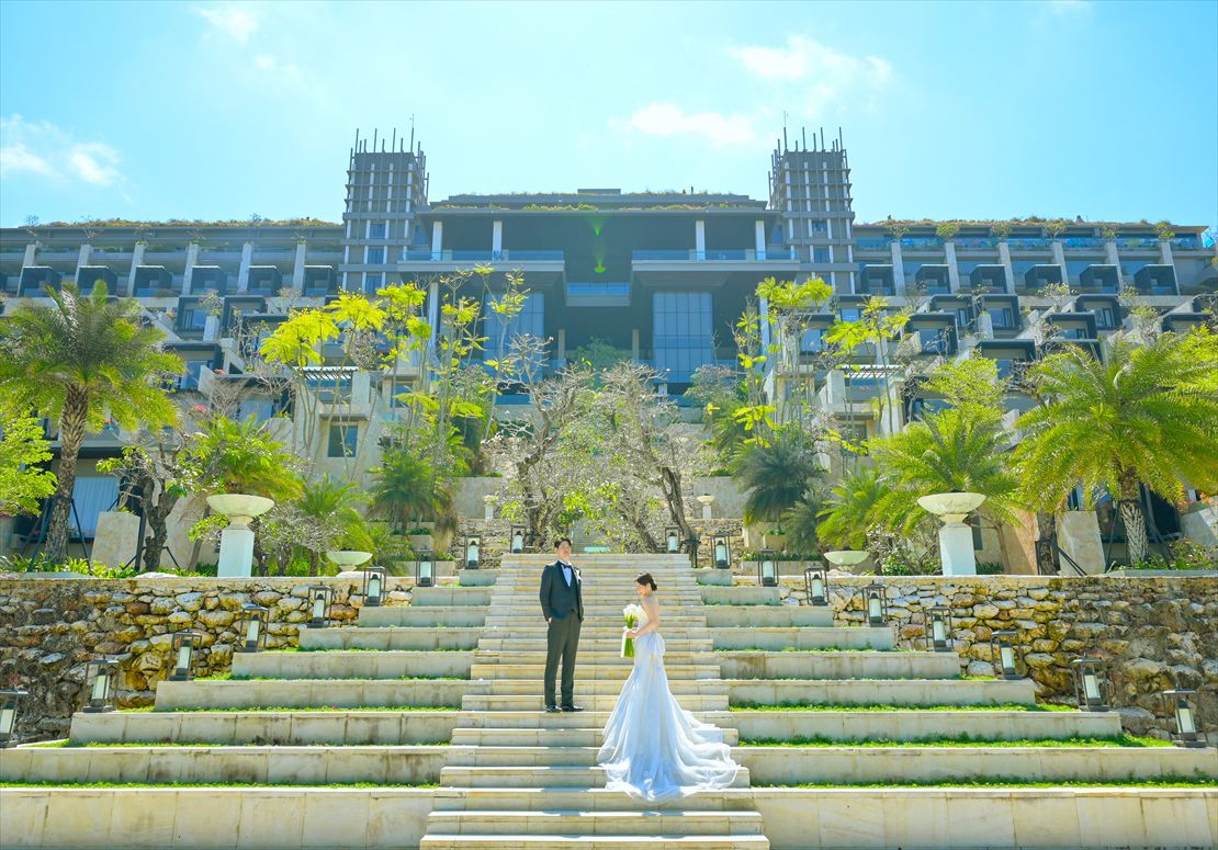 ケンピンスキ・バリ結婚式　クリフスイート棟大階段にて挙式後撮影