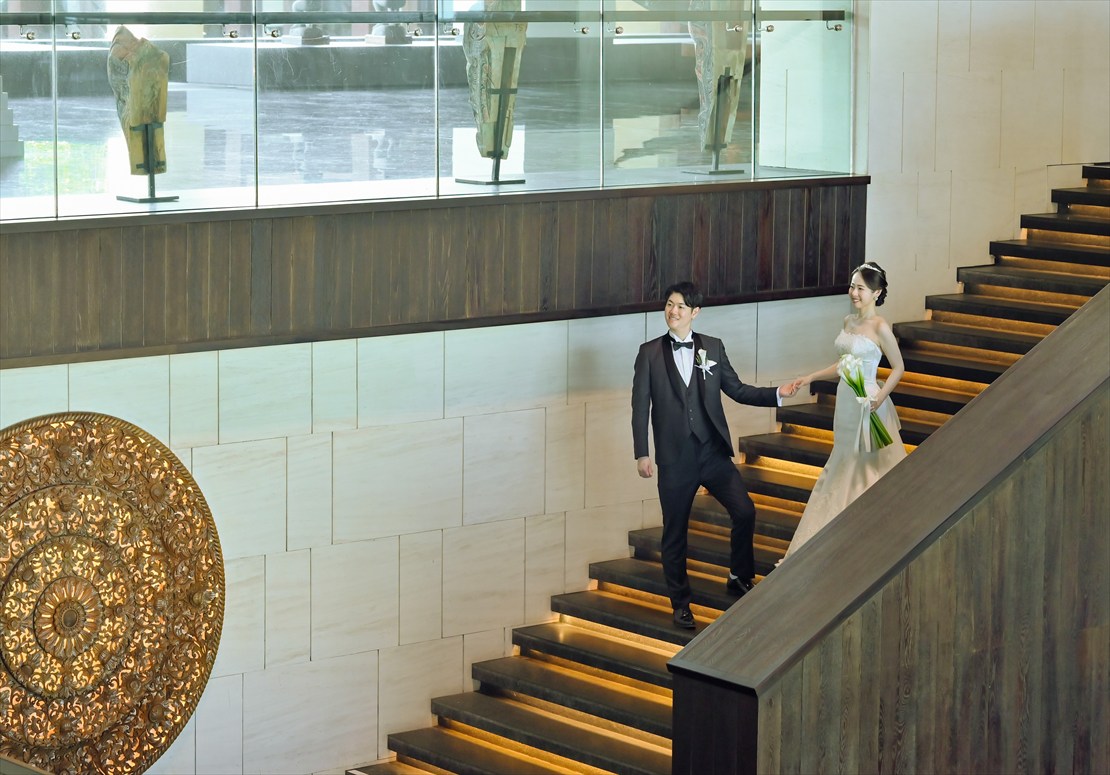 ケンピンスキ・バリ挙式　幻想的なロビー下階段