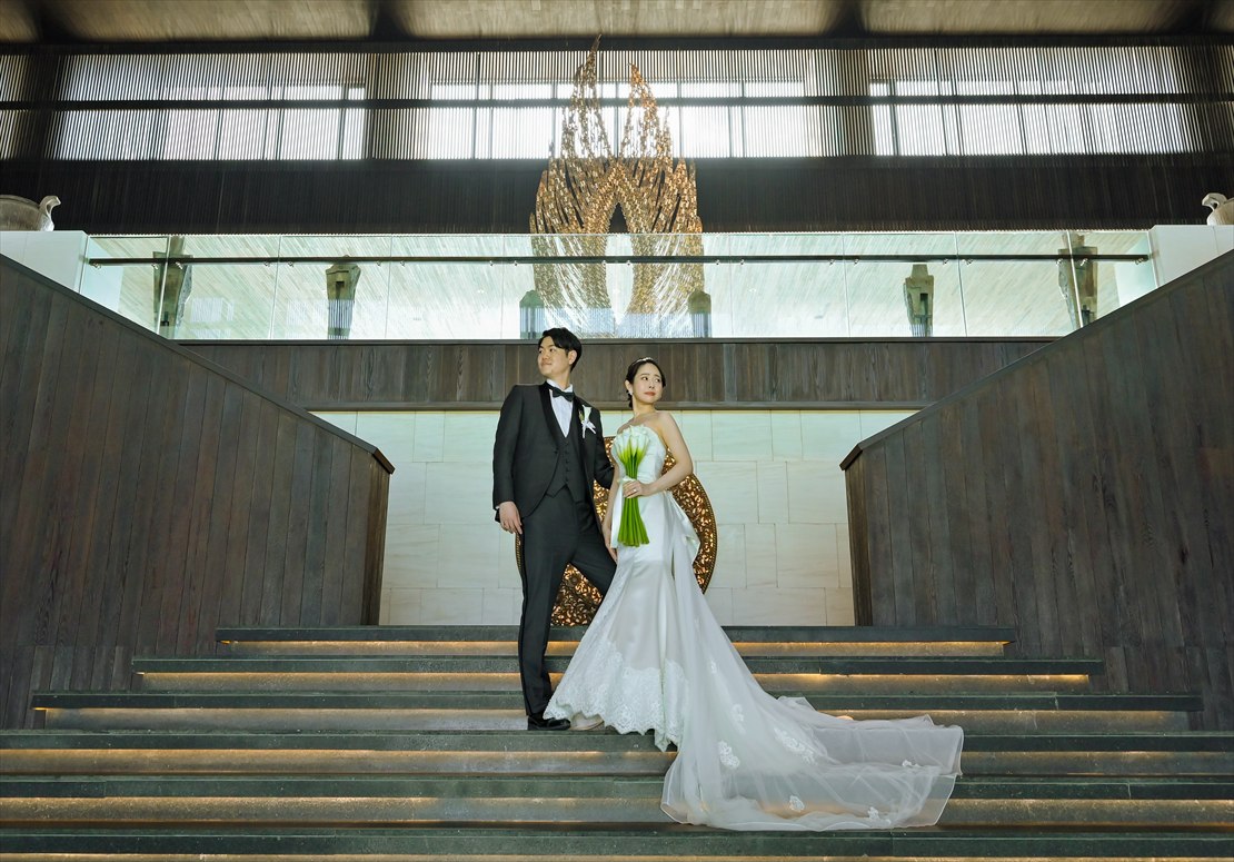 ケンピンスキ・バリ・ウェディング　アプルヴァ・ロゴを望むロビー下階段