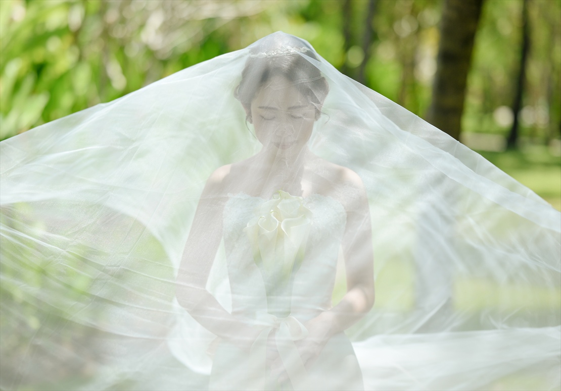 バリ島ウェディング　ガーデンにてロングベール撮影