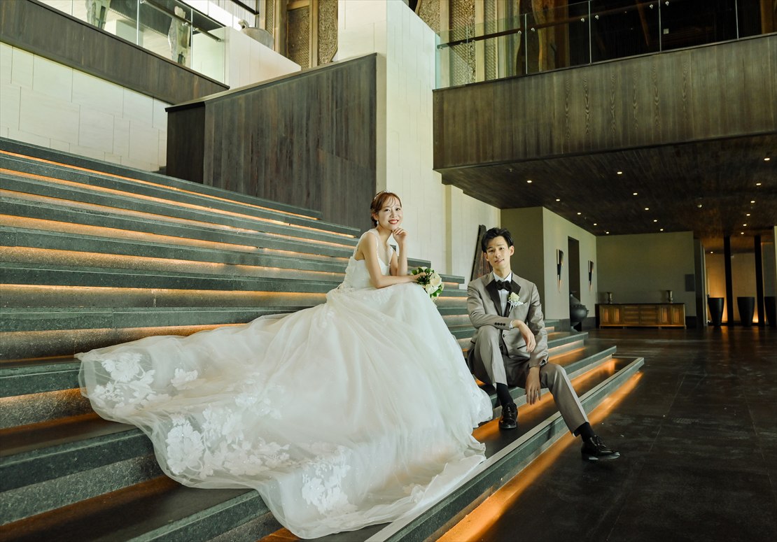 ケンピンスキ・バリ結婚式　ロビー下階段よりアプルヴァ・スパを望む
