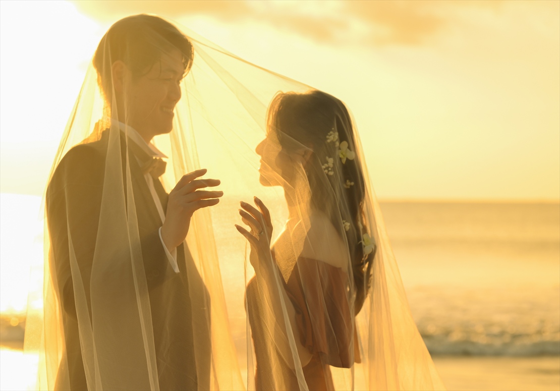 バリ挙式　ビーチにてサンセット・ベール撮影