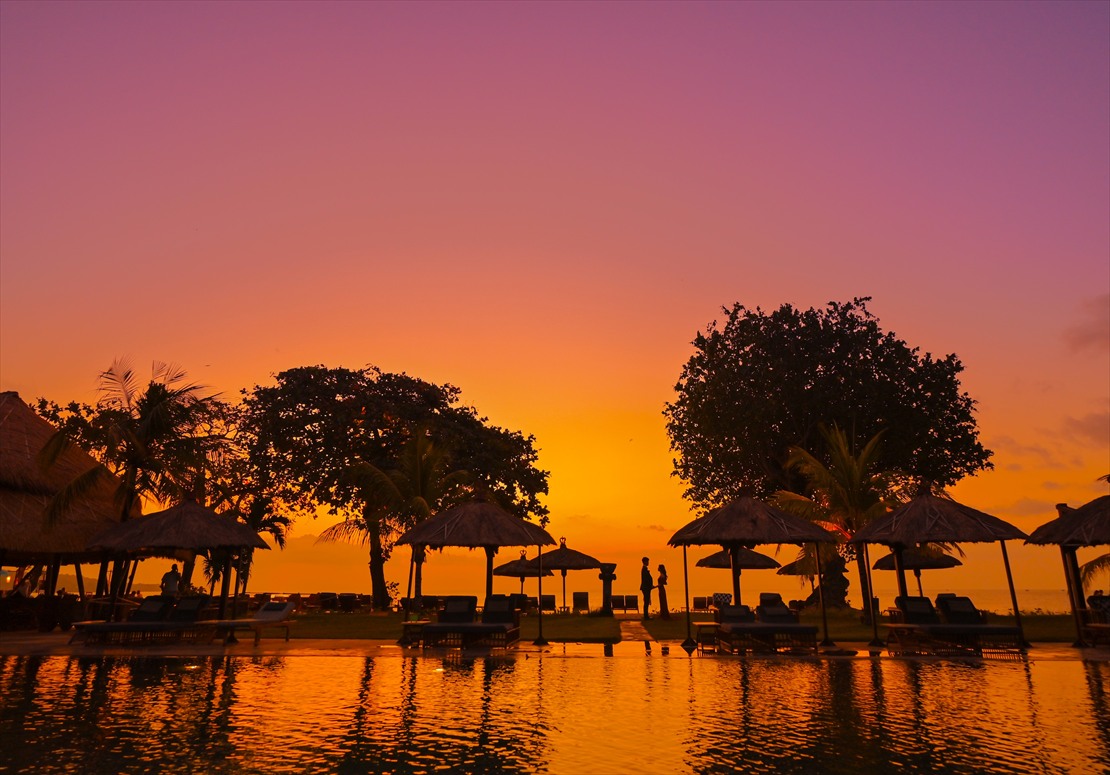 バリ島一面が複雑な色に染まるマジックアワー
