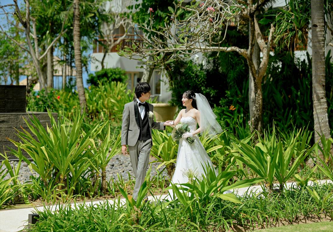 バリ島結婚式　お支度部屋よりガーデンへ入場