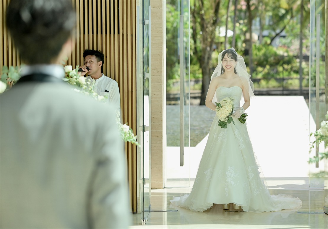 バリ島結婚式　チャペル・ドアより新婦様入場