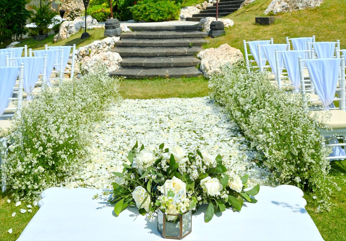 Four Seasons Bali Jimbaran Garden Wedding (13)_R バリ島結婚式 祭壇生花センターピースフラワー