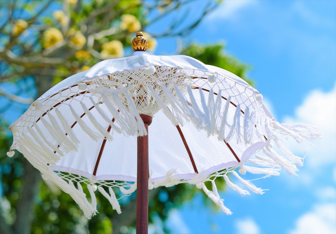 Four Seasons Bali Jimbaran Garden Wedding (15)_R バリ島結婚式 シーブリーズになびくパユン(バリ傘)