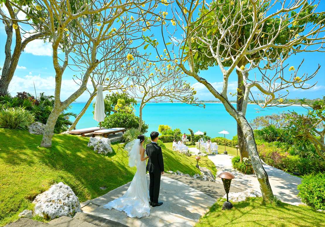 Four Seasons Bali Jimbaran Garden Wedding (16)_R フォーシーズンズ・バリ結婚式 高台階段上よりガーデンに入場