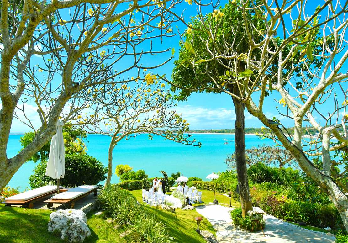 Four Seasons Bali Jimbaran Garden Wedding (20)_R 広大な海が眼下に広がるバリ挙式シーン