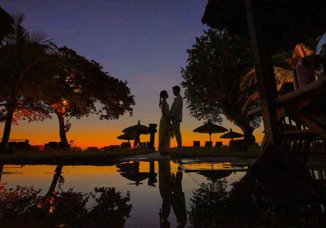 Sunset Bali Wedding Photo (10)_R バリ・ウェディング マジックアワー鏡面撮影