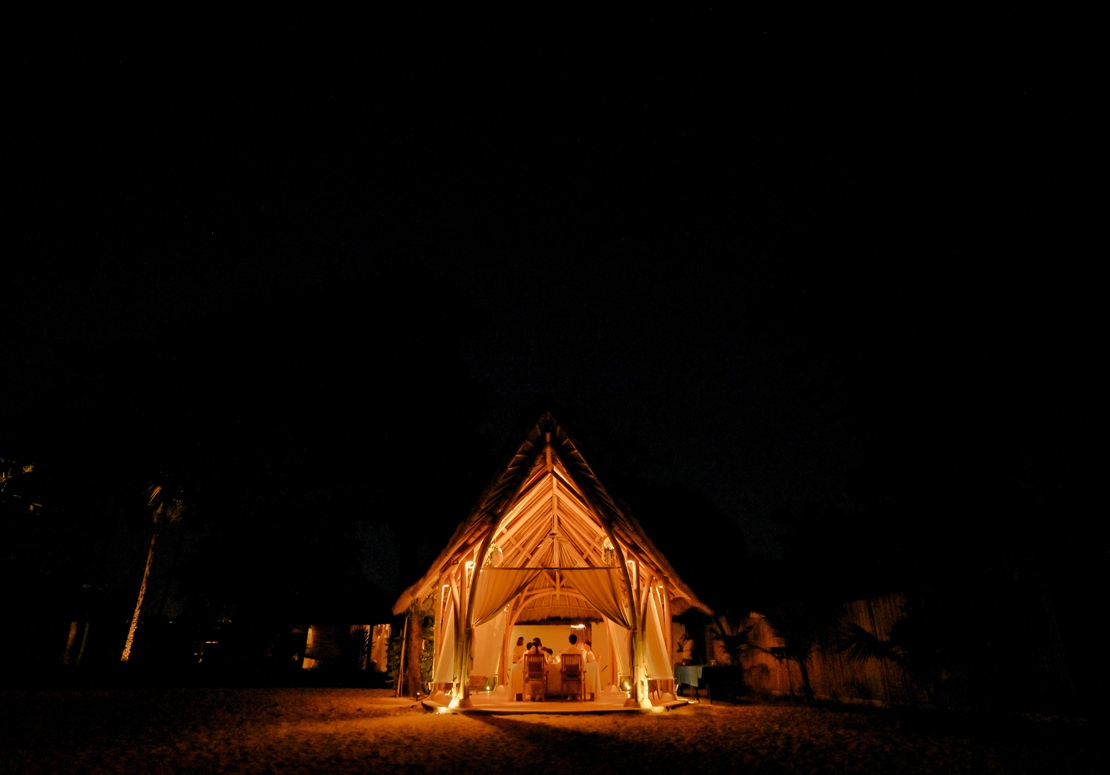 Sunset Bali Wedding Photo (13)_R バリ島ウェディング ライトアップされたバンブー・パビリオン