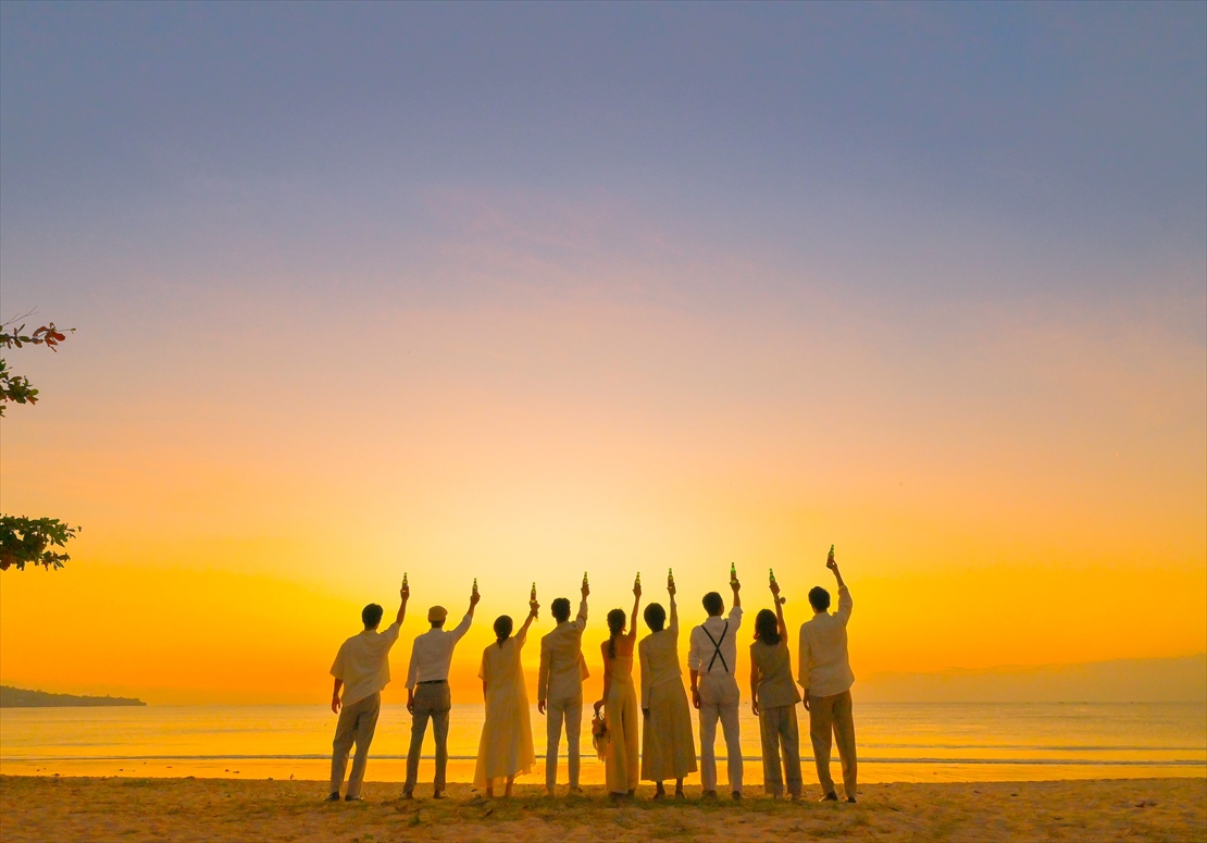 Sunset Bali Wedding Photo (9)_R バリ島ウェディング・パーティー ビーチにてビンタン・ビールの乾杯