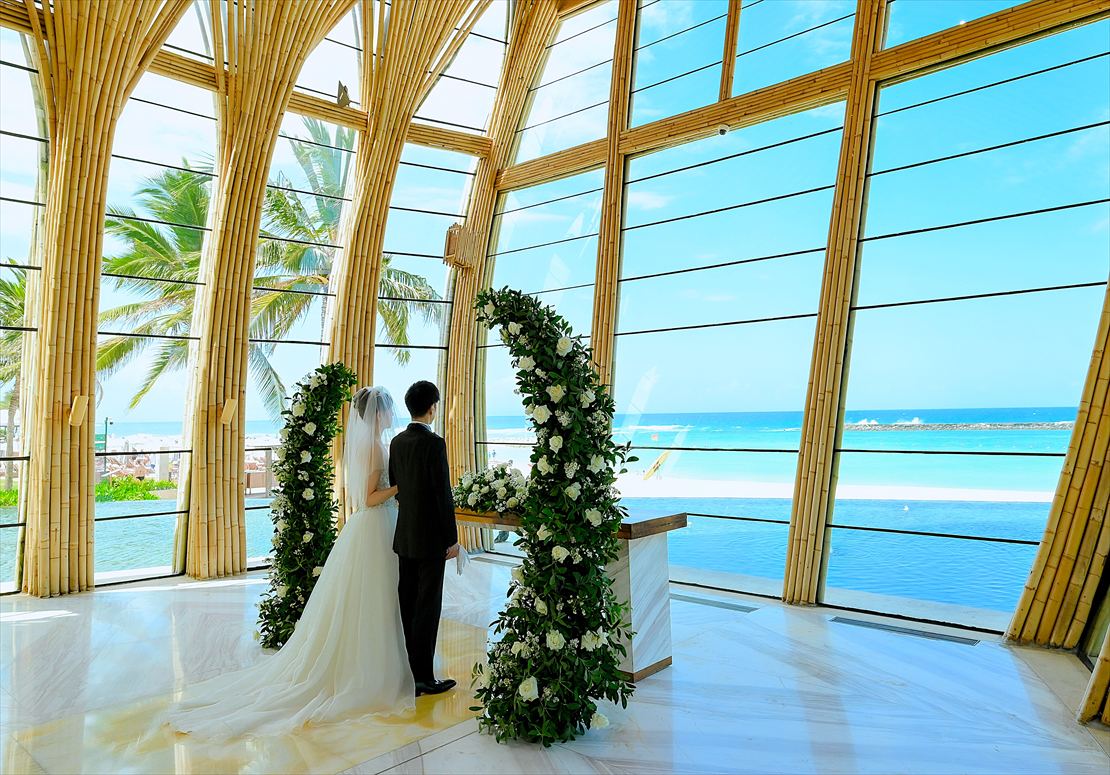 バリ島結婚式　生花アーチに囲まれる挙式シーン