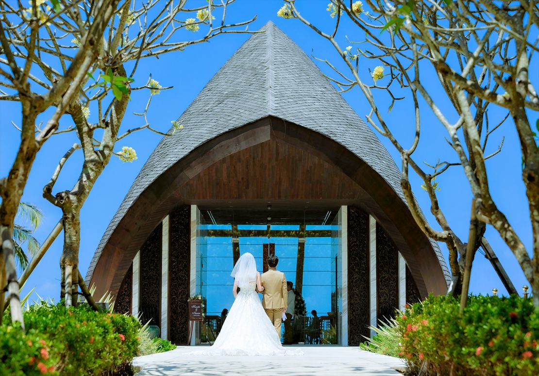 バリ島結婚式　空と海が広がる壮大な入場シーン