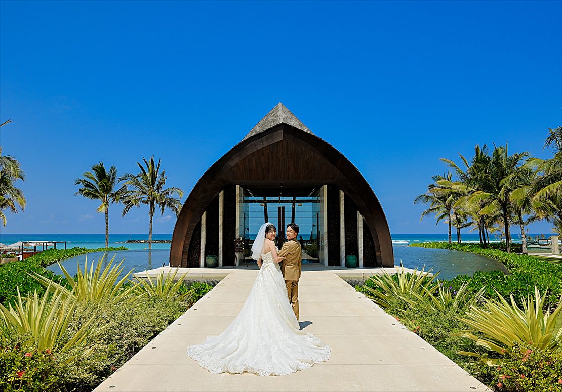 ケンピンスキ・バリ結婚式　白亜のチャペルロードを入場