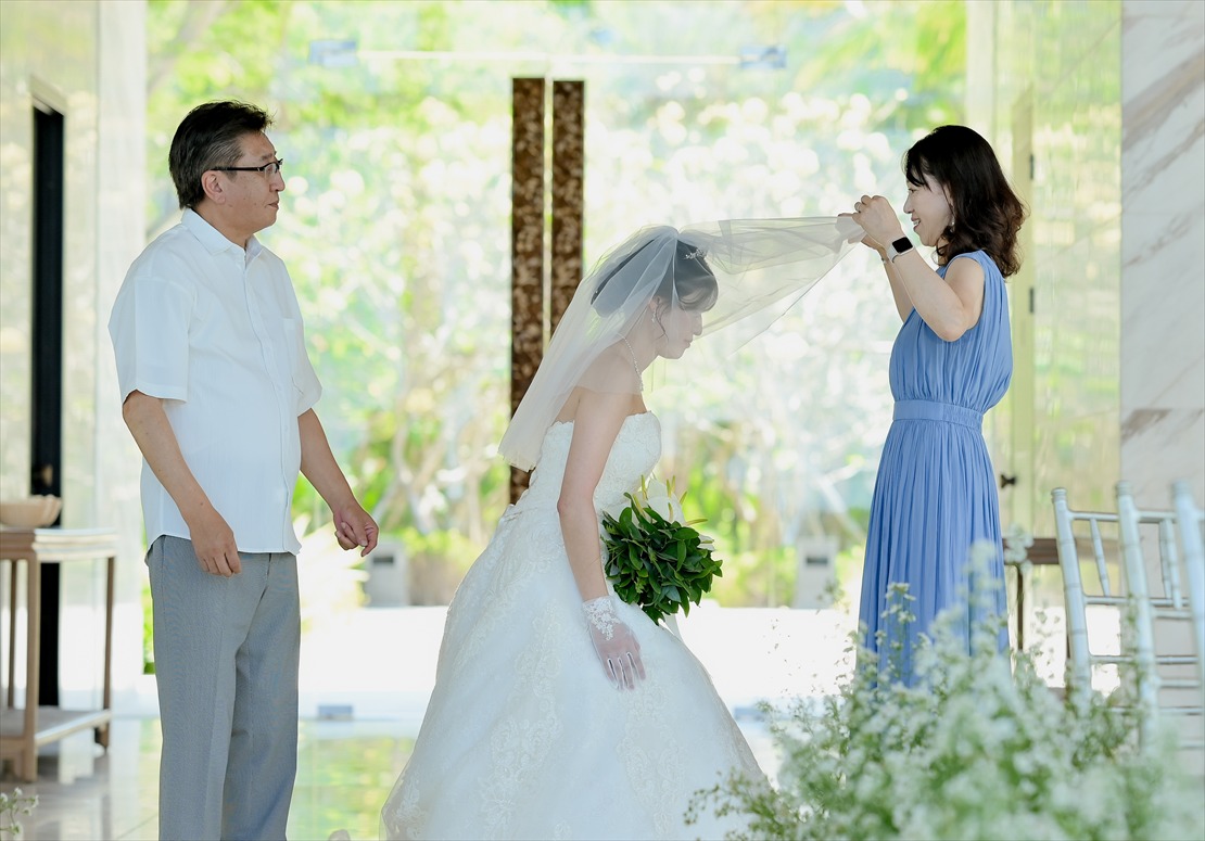 ケンピンスキ・バリ挙式　新婦様オーシャンフロント・チャペル内ベールダウン
