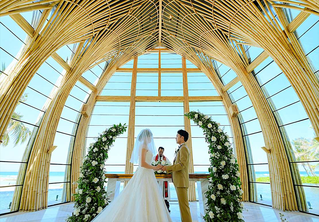 アプルヴァ・ケンピンスキ・バリ結婚式　天井の高い壮大な挙式シーン