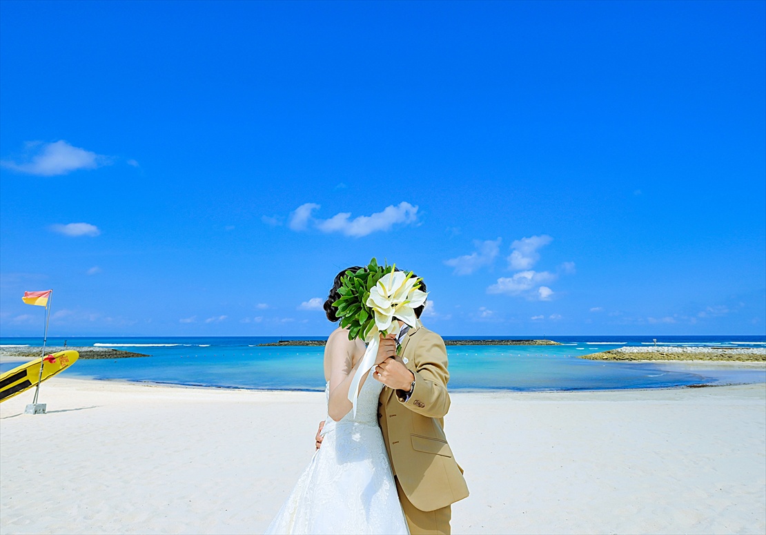 ケンピンスキ・バリ結婚式　ビーチにてブーケ・ショット