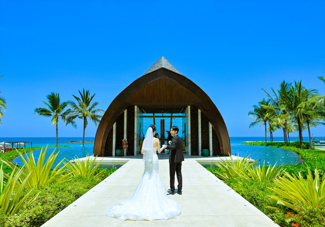 バリ島結婚式　白亜のチャペルロード入場シーン
