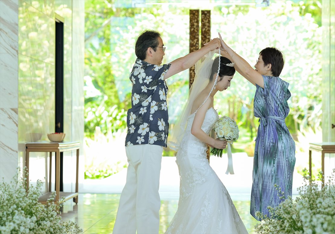 ケンピンスキ・バリ島挙式　新婦様チャペル内ベールダウン