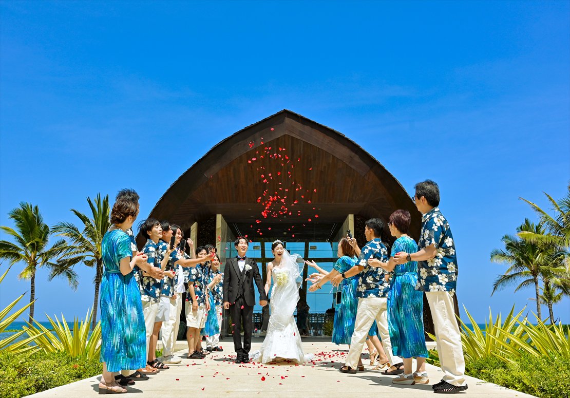 アプルヴァ・オーシャンフロント・チャペル挙式・結婚式　生花フラワーシャワー
